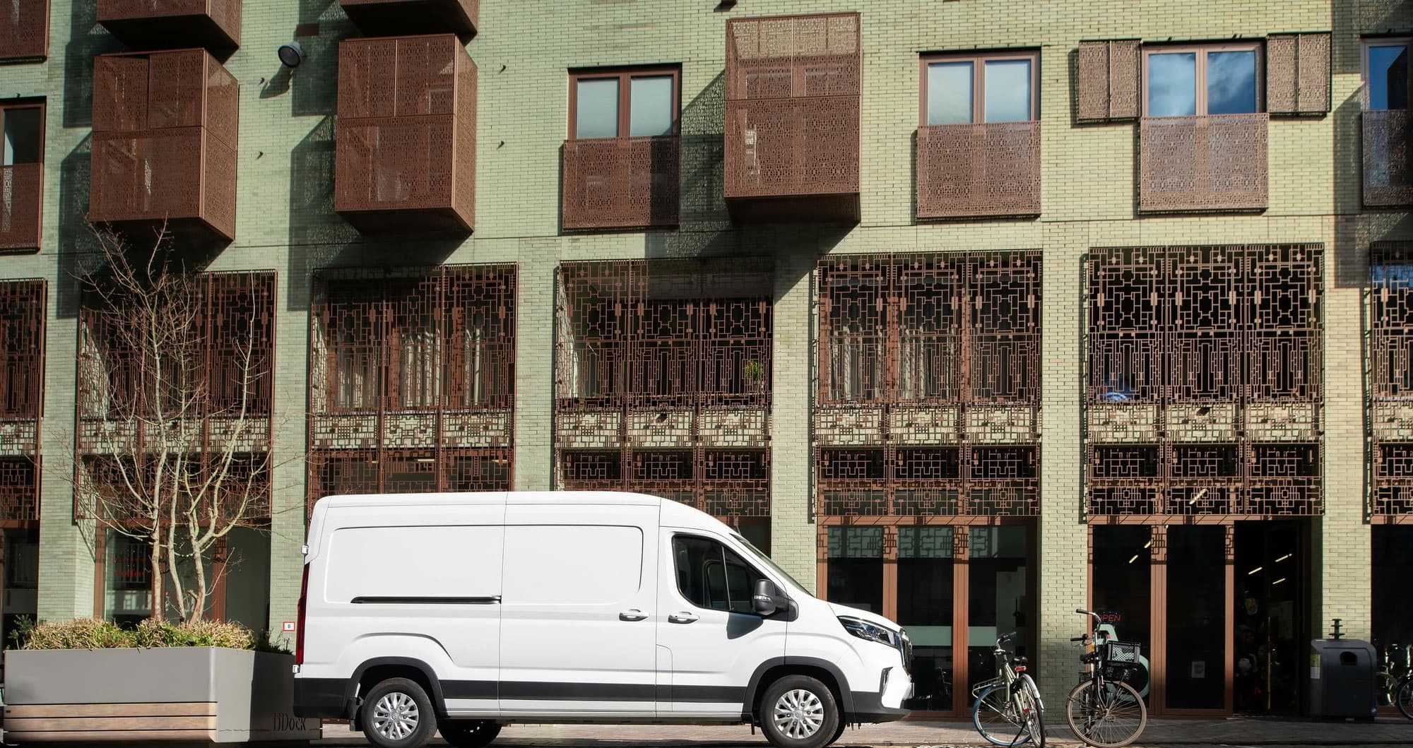 Maxus eDeliver9 PV Wit geparkeerd voor gebouw