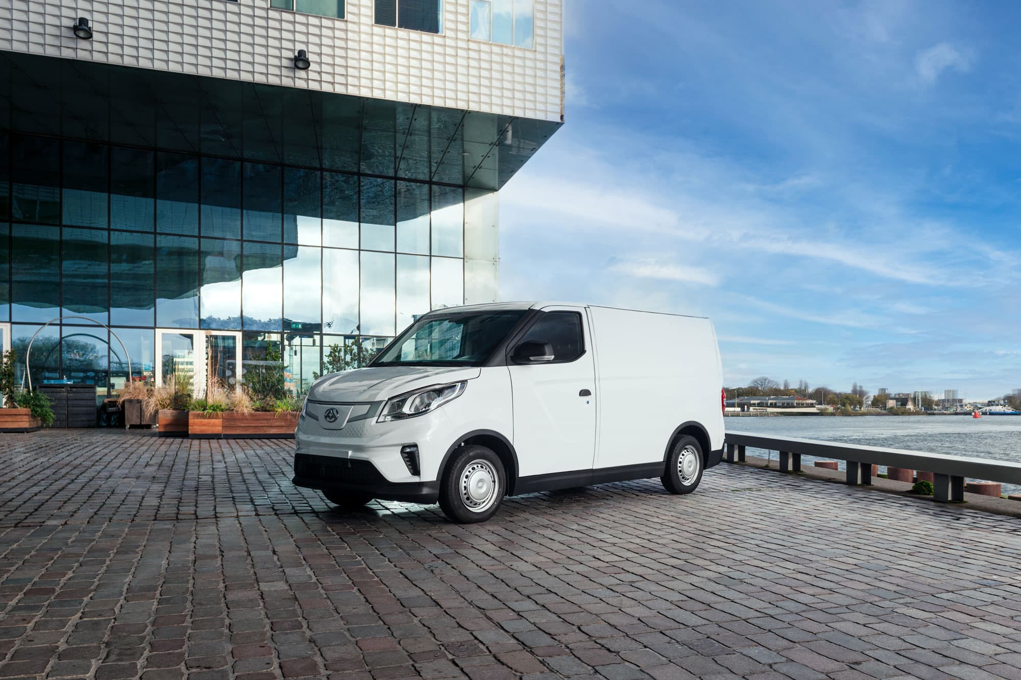 Maxus eDeliver3 PV Wit gebouw bij water