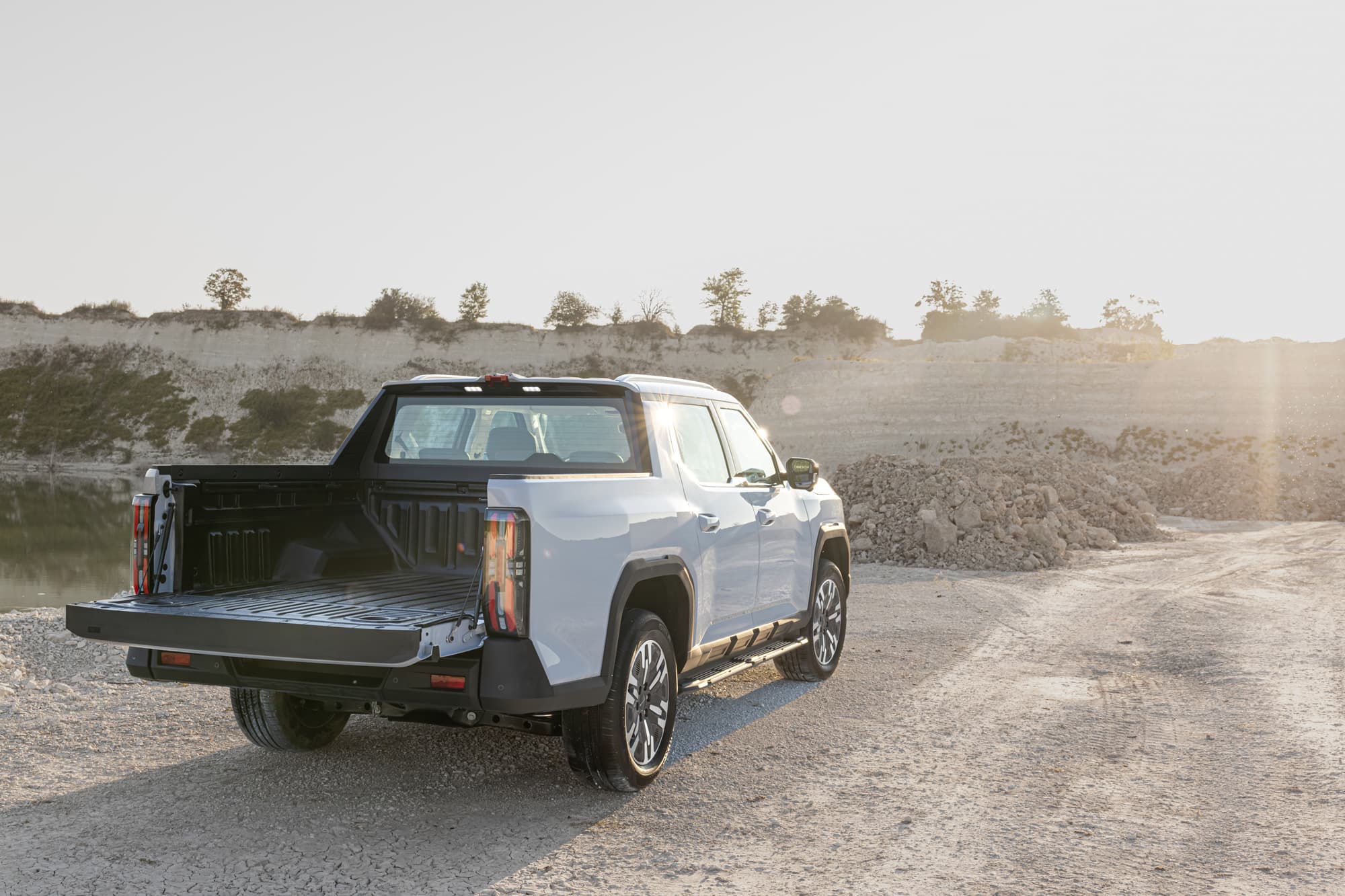 Maxus eTterron9 grey open trunk