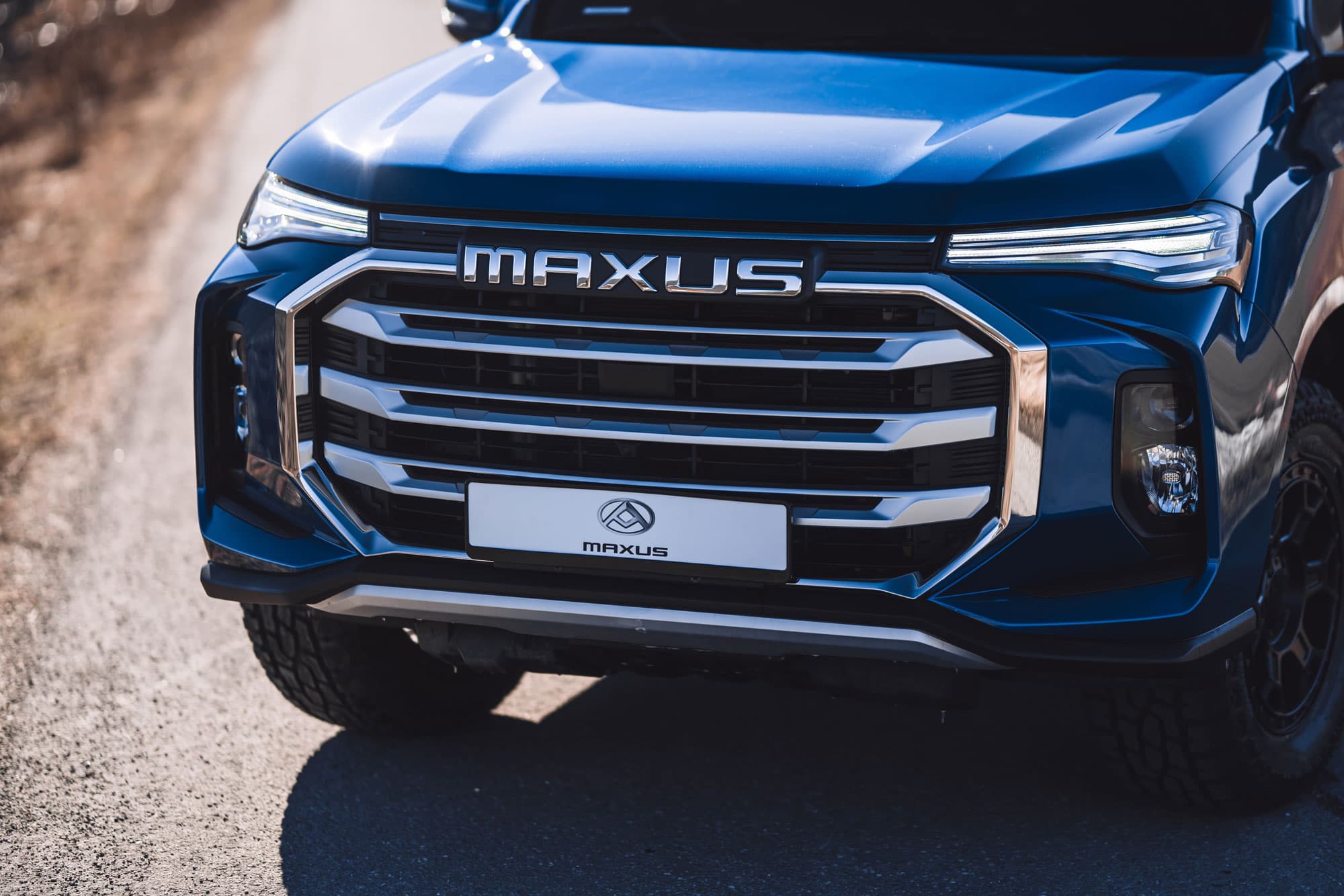 Maxus T90 EV Blauw Voorkant closeup