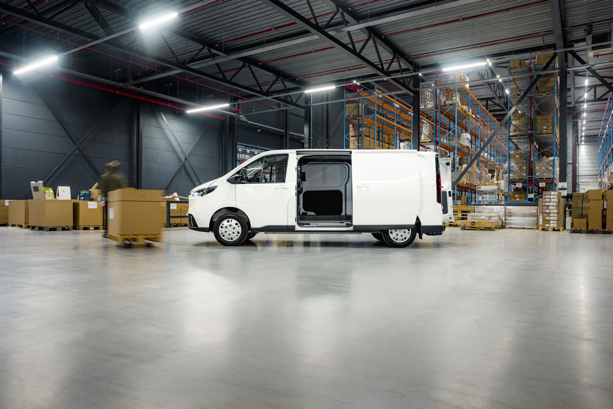 Maxus eDeliver7 Wit in magazijn open schuifdeur