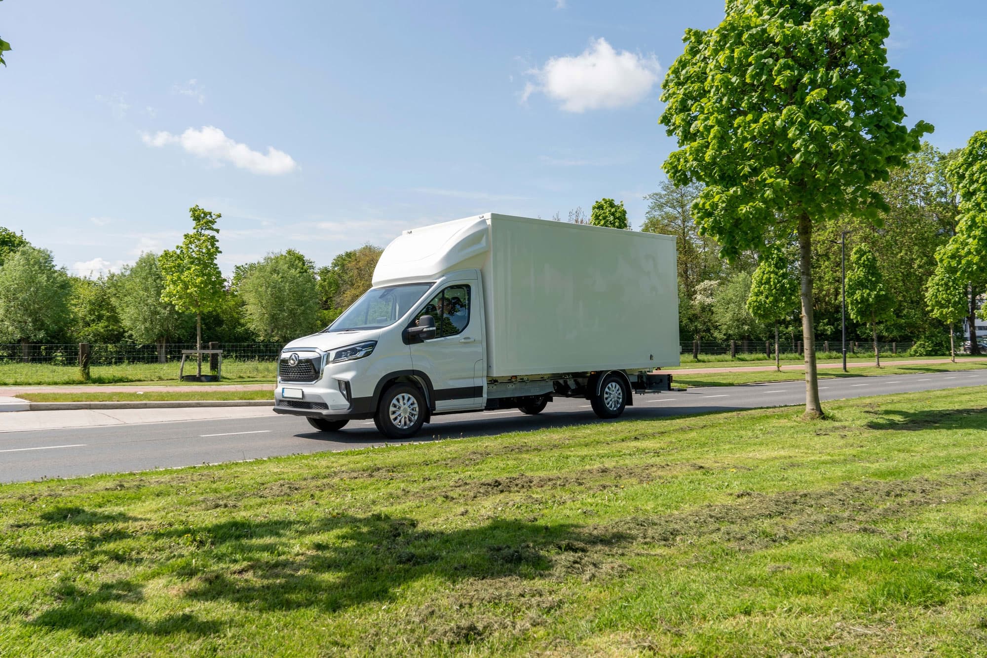 Maxus eDeliver9 CC Wit rijdend op straat