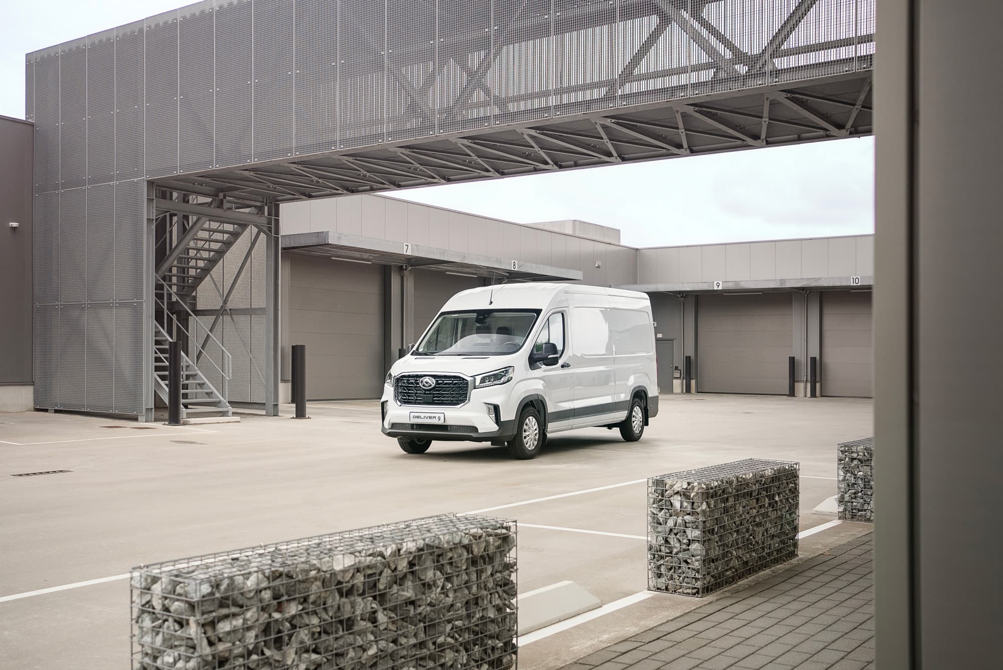 Maxus DELIVER 9 White Exterior