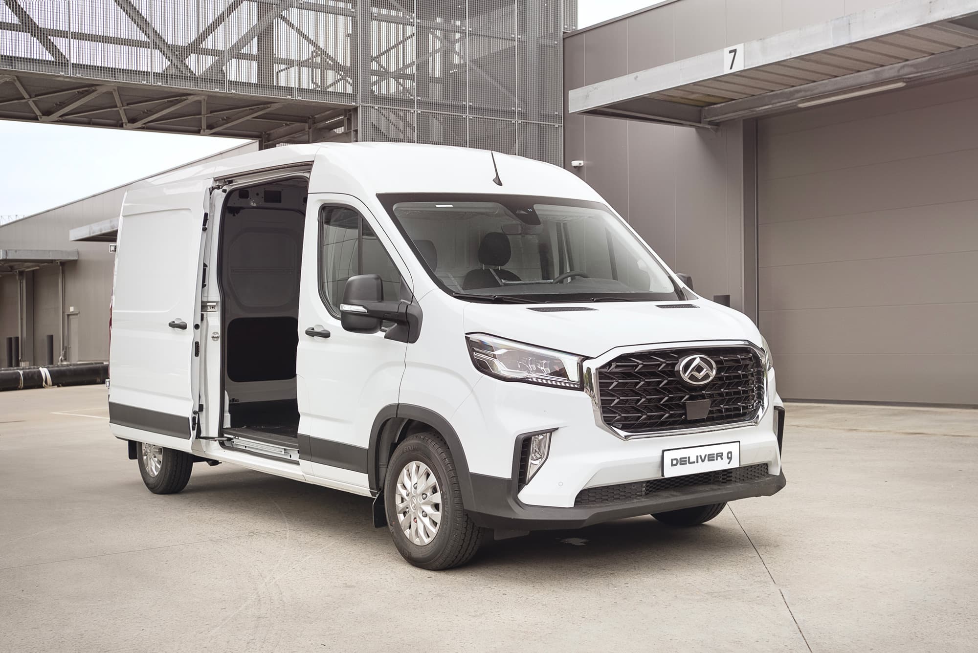 Maxus DELIVER 9 White Exterior with Detail Cargo