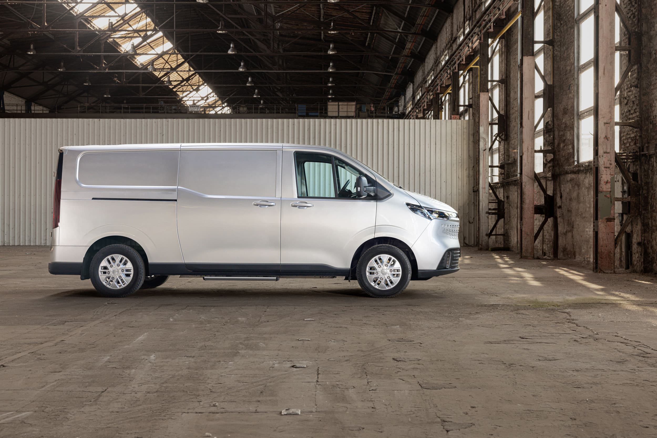 Maxus Deliver7 sideview right in warehouse
