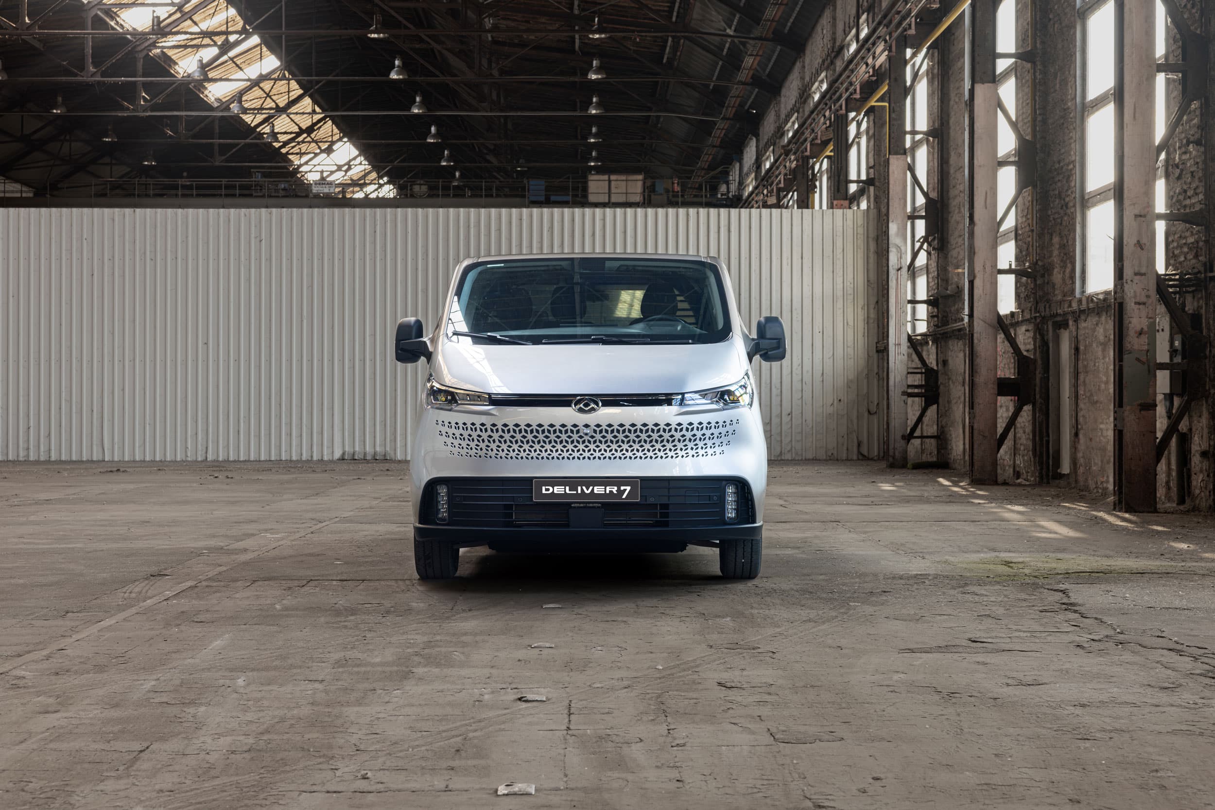 Maxus Deliver7 frontview in warehouse