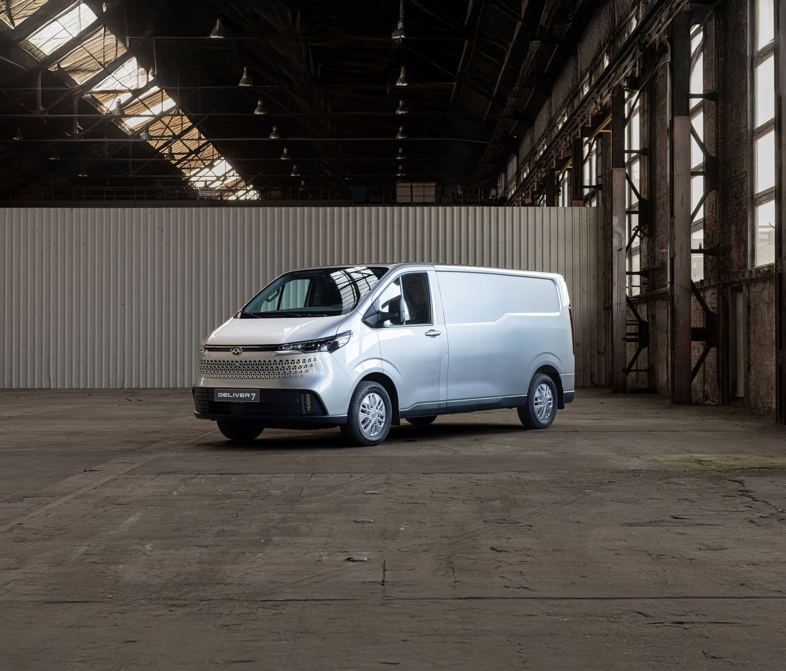 Maxus Deliver7 sideview left in warehouse